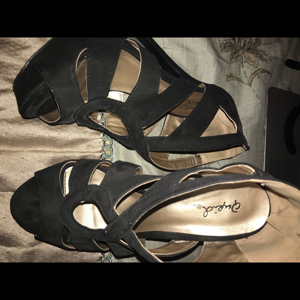 Black heels size 7
